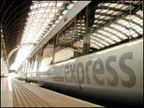 Trem que leva ao aeroporto de Heathrow, na estação de Paddington, em Londres