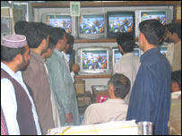 टेलीविज़न पर मैच देखते हुए लोग