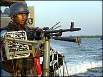 समुद्री तट पर सैनिक