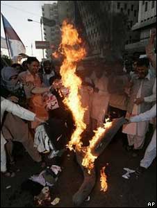 Protests against the non inclusion of Pakistani players in Karachi
