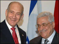 Ehud Olmert e Mahmoud Abbas. Crédito: AP