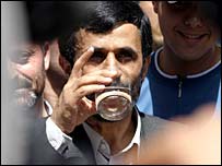 محمود احمدی نژاد هنگام دادن رای