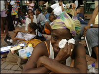 mulher chorando no Superdome em Nova Orleans
