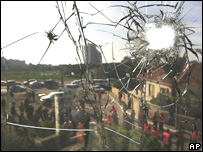 Aşkelon'da saldırıda çatlamış bir pencere (arşiv)