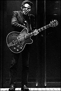 Joe Strummer (Foto: Julian Yewdall)