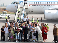 Equipe médica estrangeira durante julgamento na Líbia chega à Bulgária