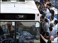 Obyvatelé Šfaramu autobus obklíčili a útočníka ubili k smrti