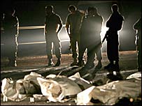 संदिग्ध हिज़्बुल्ला लड़ाकों की लाश के साथ इसराइली सैनिक