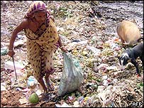 कूड़ा बीनती औरत