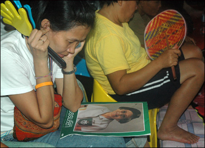 Một người biểu tình đang gọi điện thoại