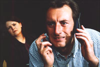 Rebeccca Harries a Jonathan Nefydd yn perfformio yn y ddrama