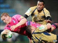 Gethin Jenkins yn cael ei daclo gan Benjamin Kayser a Seremaia Bai