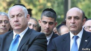 شائول موفاز، رهبر حزب کادیما در کنار بنیامین نتانیاهو، نخست وزیر اسرائیل (چپ)