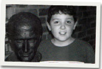 Steffan Morris a delw sylfaenydd yr ysgol Yehudi Menuhin