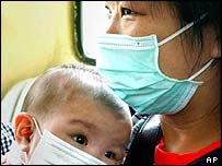 mãe e filho com máscaras