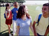 نوجوان برطانوی جوڑے پارک میں