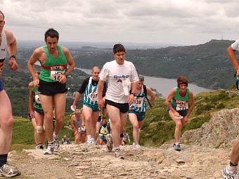 Rhedwyr yn mynd am y copa