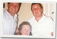 Bryan Orritt (dde), a'i frawd Vernon a'i fam Katie yn 1988