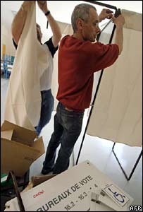 Mesários preparam local de votação