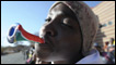 Sudafricano tocando una vuvuzela.