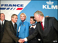 Diretores da KLM e da Air France selam o acordo