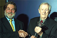 Yr Athro R. Merfyn Davies yn cyflwyno Gwobr Siân Phillips i Emyr Humphreys