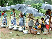 बाज़ार में शराब बेचते आदिवासी