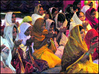 नमाज़ पढ़ती महिलाएँ