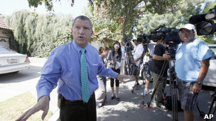 پلیس در برابر خانه فرد مظنون