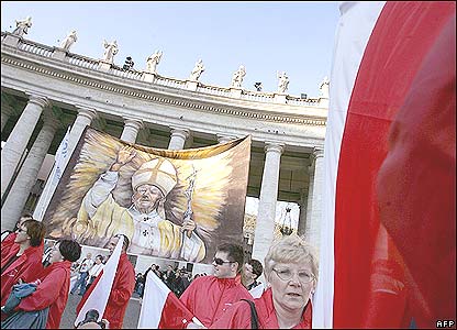 Peziarah mengunjungi Kota Vatikan dari seluruh dunia dan menunjukkan ketaatan mereka dengan berbagai cara.