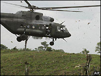 Helicóptero militar colombiano perto da fronteira com o Equador (foto de arquivo)