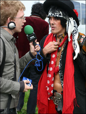 Duncan interviewing a performer
