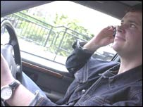 Motorista falando ao celular