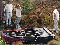 Carregadores observam piano caído