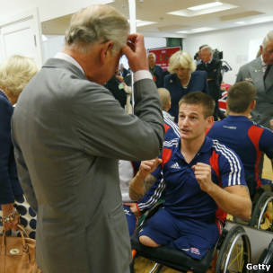 ولیعهد بریتانیا و تفنگداران زخمی