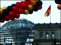 Balónky v německých barvách před budovou parlamentu