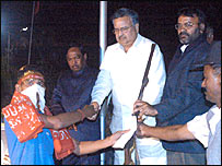 आत्मसमर्पण करते नक्सली