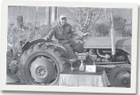 Gwynfor Parry ar ei tractor