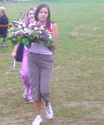 Cyrraedd gyda'r blodau