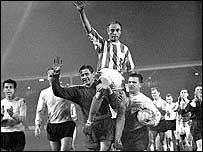 Matthews carried by Yashin and Puskas