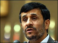 O presidente do Irã, Mahmoud Ahmadinejad, em visita a uma instalação nuclear (foto que arquivo)