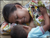 Fawzi, 20 anos, amamenta filho em campo de refugiados em Banda Aceh, na Indonésia