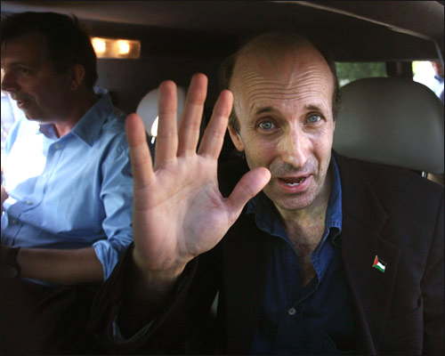 रिहाई के बाद जॉन्स्टन कार में