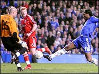 Drogba của Chelsea uy hiếp khung thành Liverpool