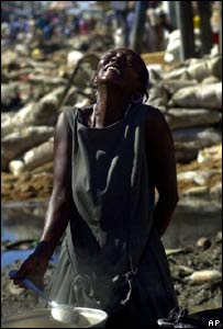 Moradora da região de Gonaives, no Haiti