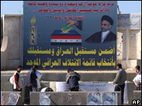 Ativistas colocam cartazes sobre eleição em Bagdá