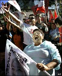 Simpatizantes comemoram vitória de Michelle Bachelet