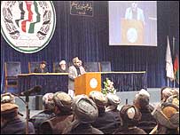 يکی از مشکلات لويه جرگه تصويب قانون اساسی از آغاز به کار آن تا کنون، اظهار نظرهای خارج از دستور برخی از نمايندگان است