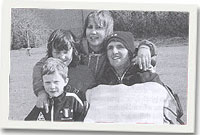 Eleri a'i phlant gyda Gavin Carr wedi iddi lanio ar faes awyr Tilstock