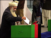 Loya Jirga temsilcisi yeni anayasa için oy kullanıyor